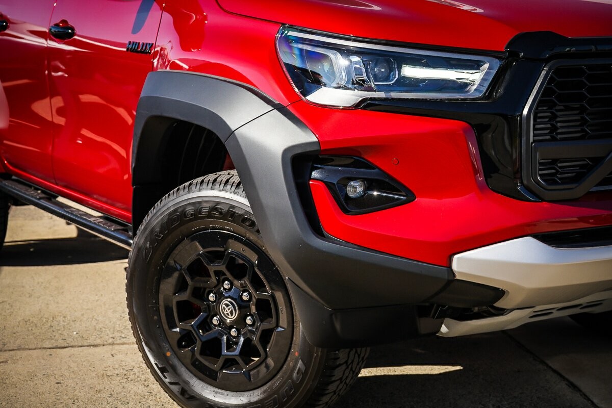 Toyota Hilux image 2