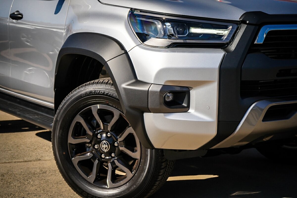 Toyota Hilux image 2