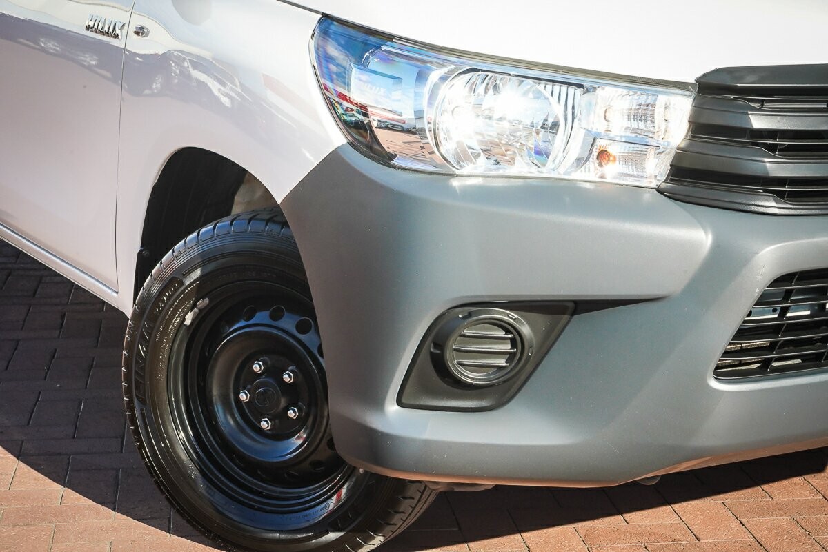 Toyota Hilux image 2