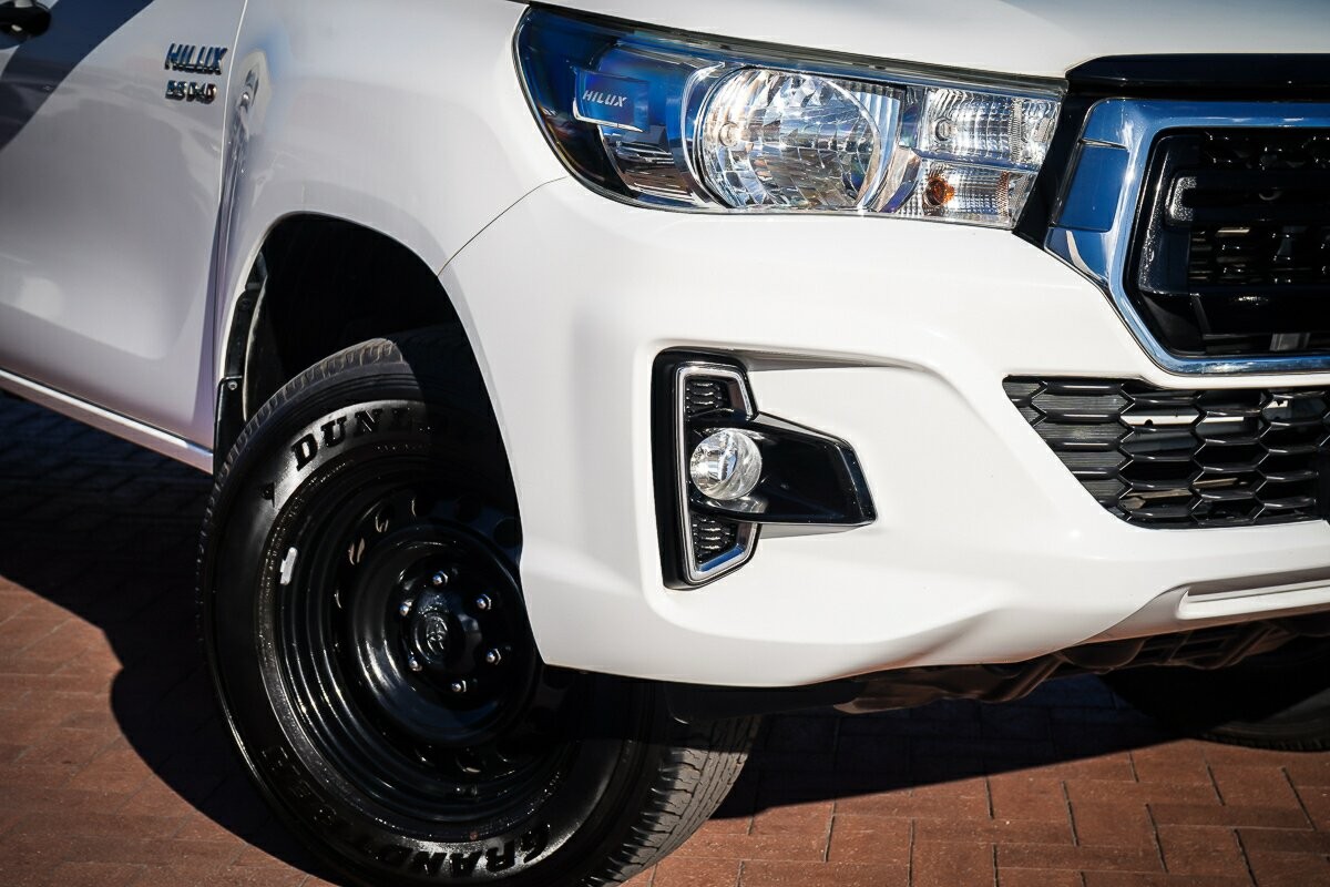 Toyota Hilux image 2