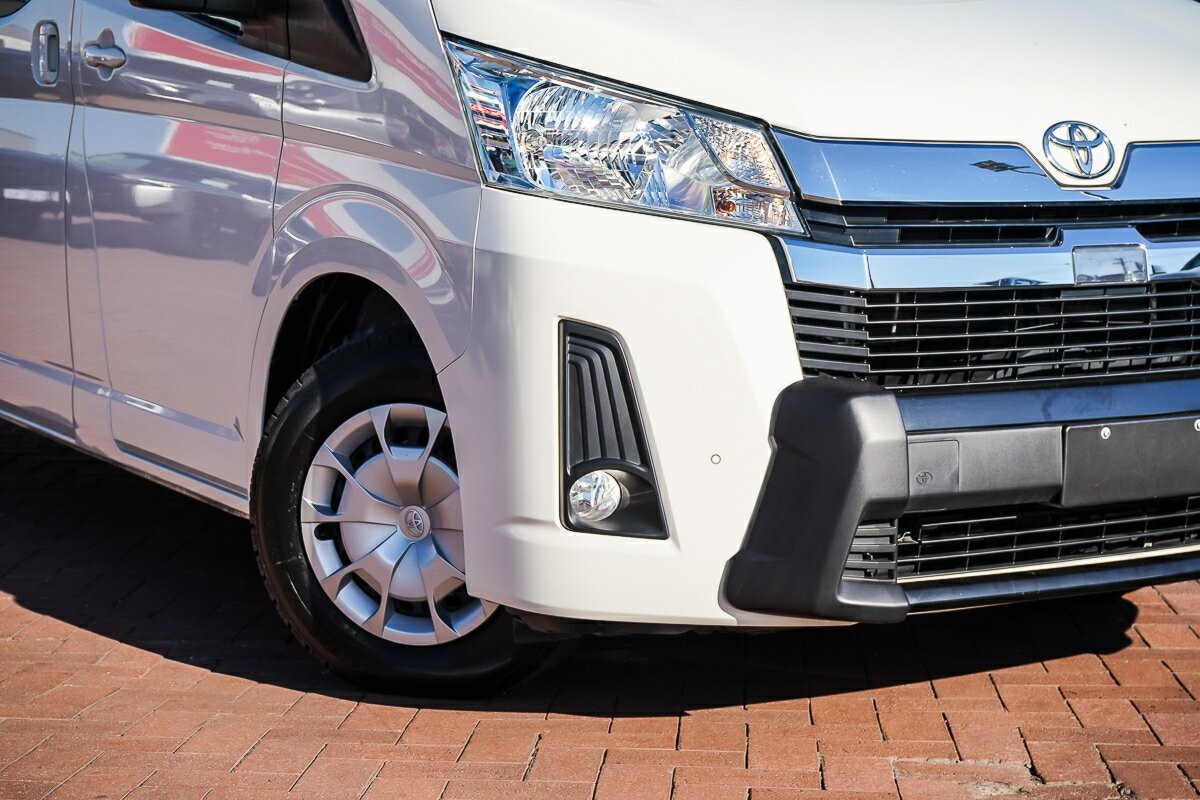 Toyota Hiace image 2