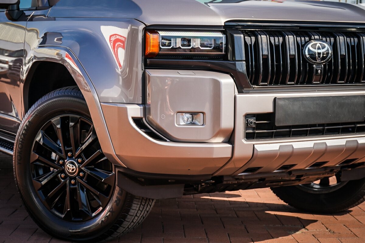 Toyota Landcruiser Prado image 2