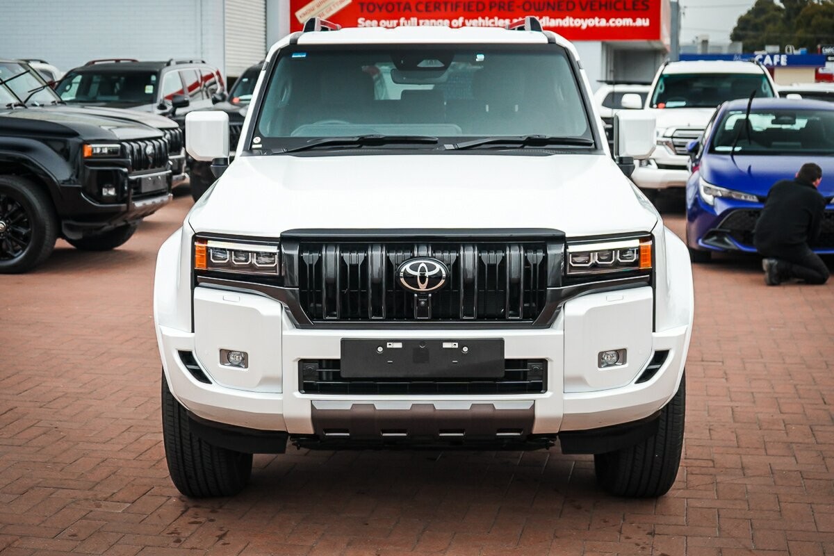 Toyota Landcruiser Prado image 3