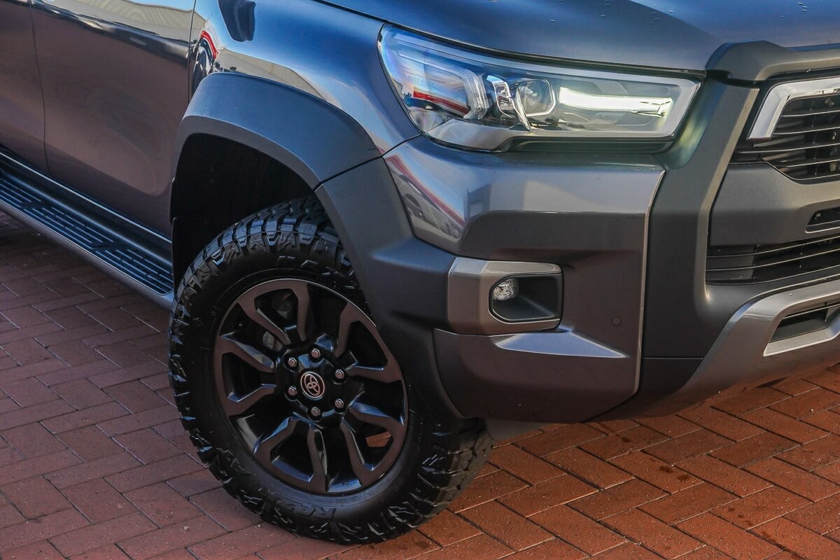 Toyota Hilux image 2