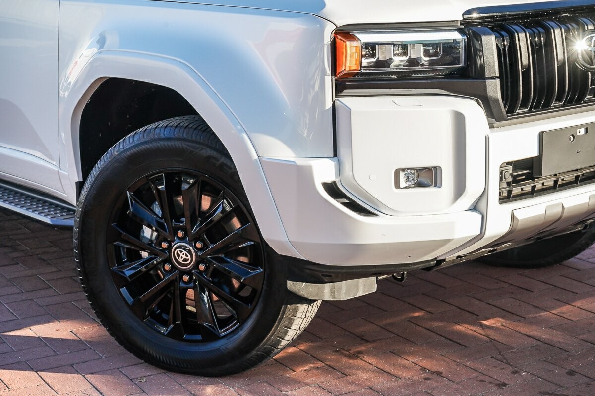Toyota Landcruiser Prado image 2