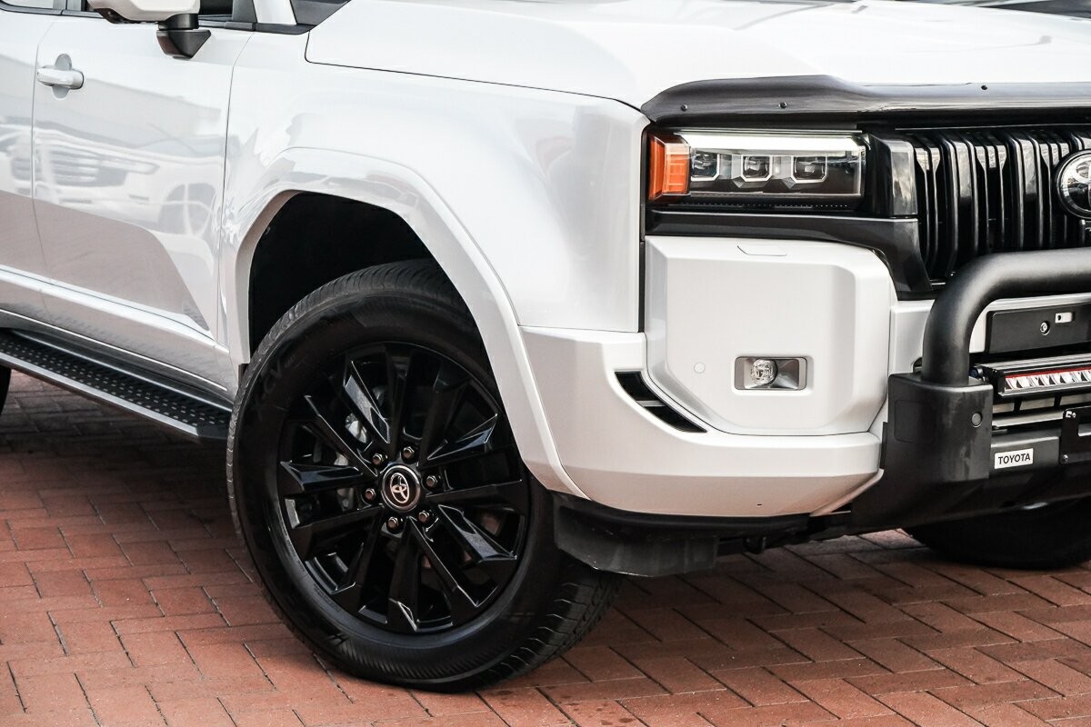 Toyota Landcruiser Prado image 2