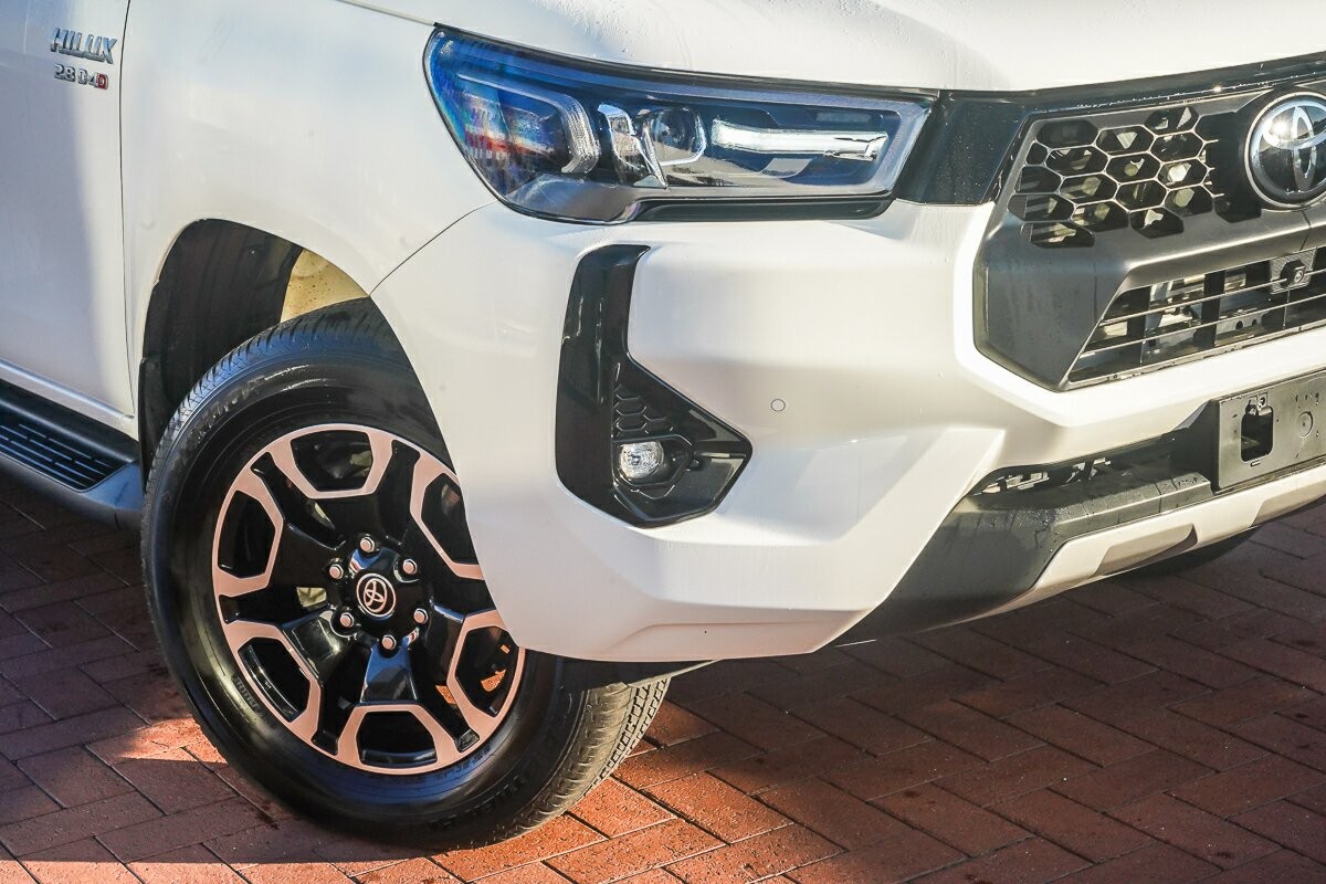 Toyota Hilux image 2