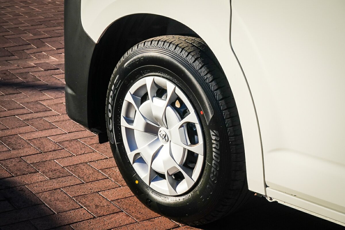 Toyota Hiace image 2