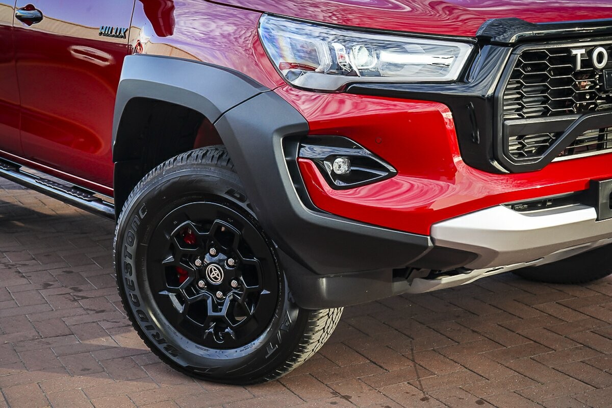 Toyota Hilux image 2
