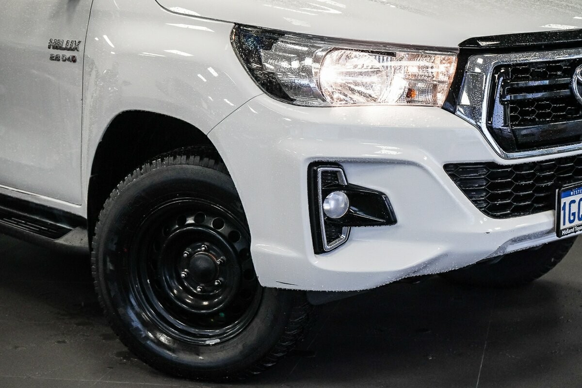 Toyota Hilux image 2