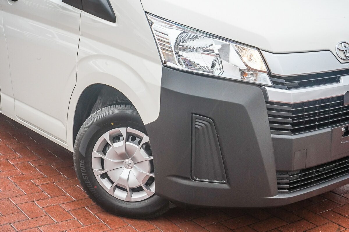 Toyota Hiace image 2
