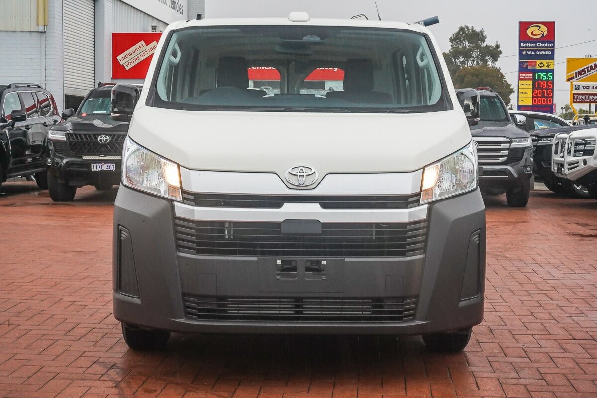 Toyota Hiace image 3