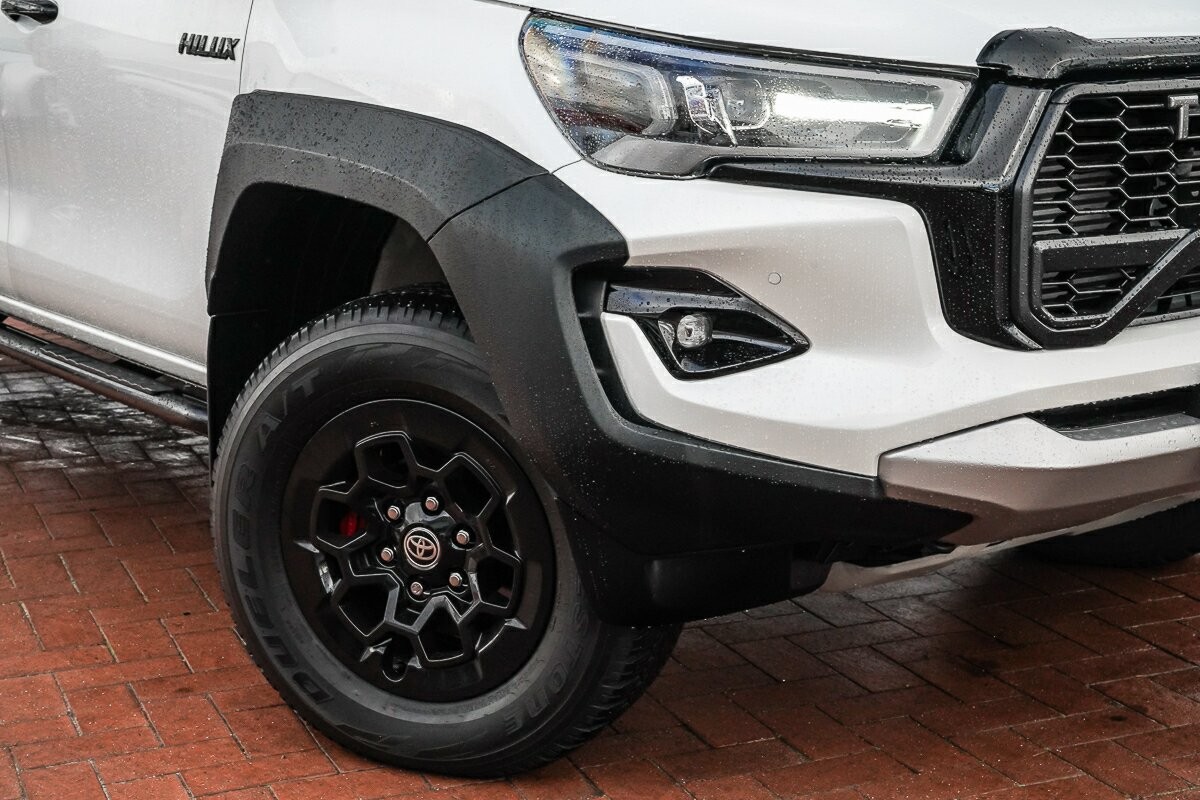 Toyota Hilux image 2