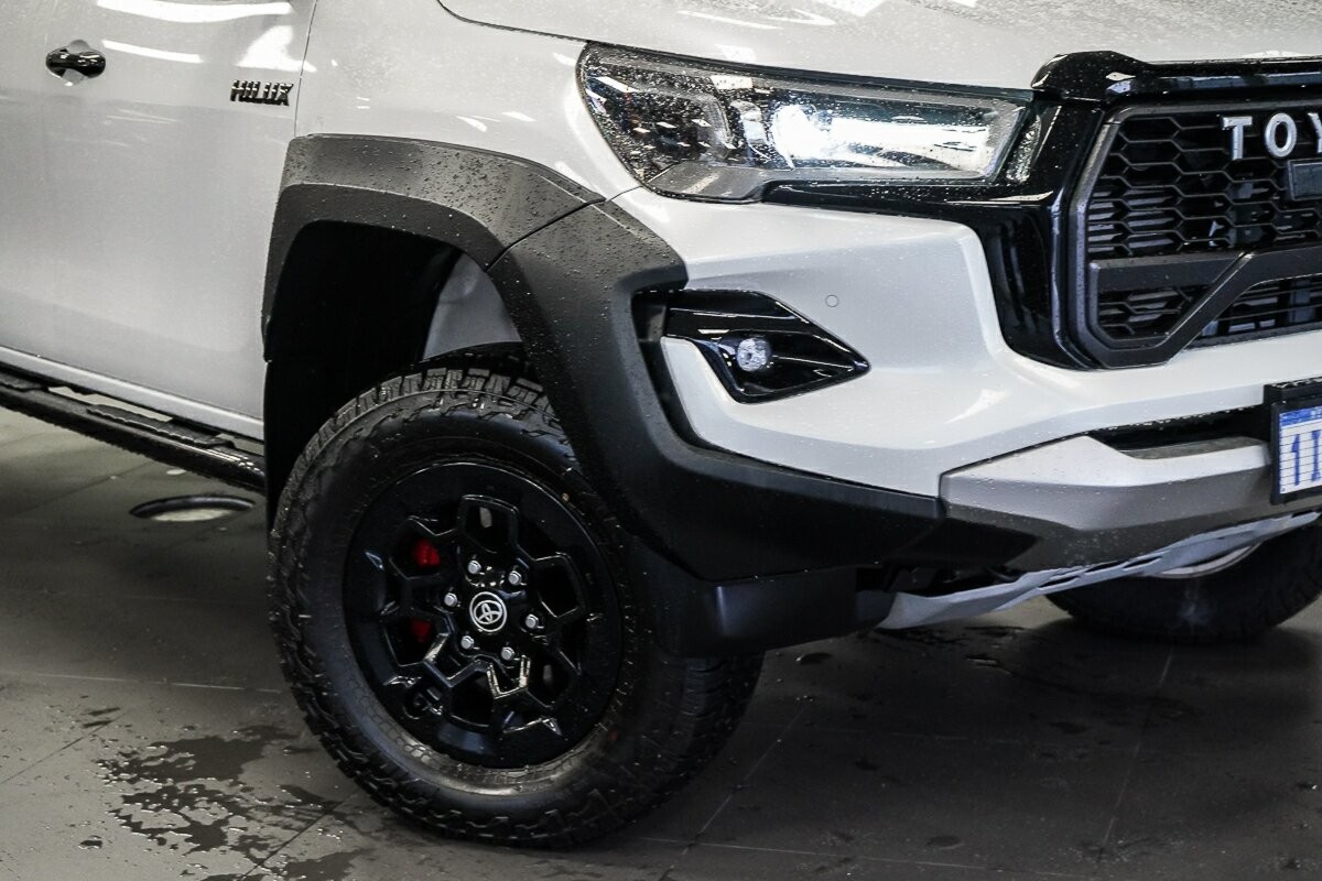 Toyota Hilux image 2