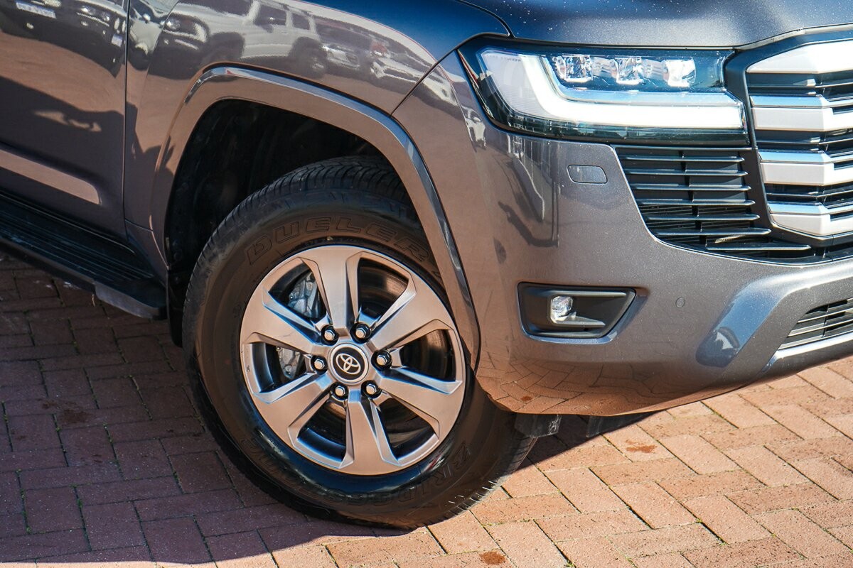 Toyota Landcruiser image 2