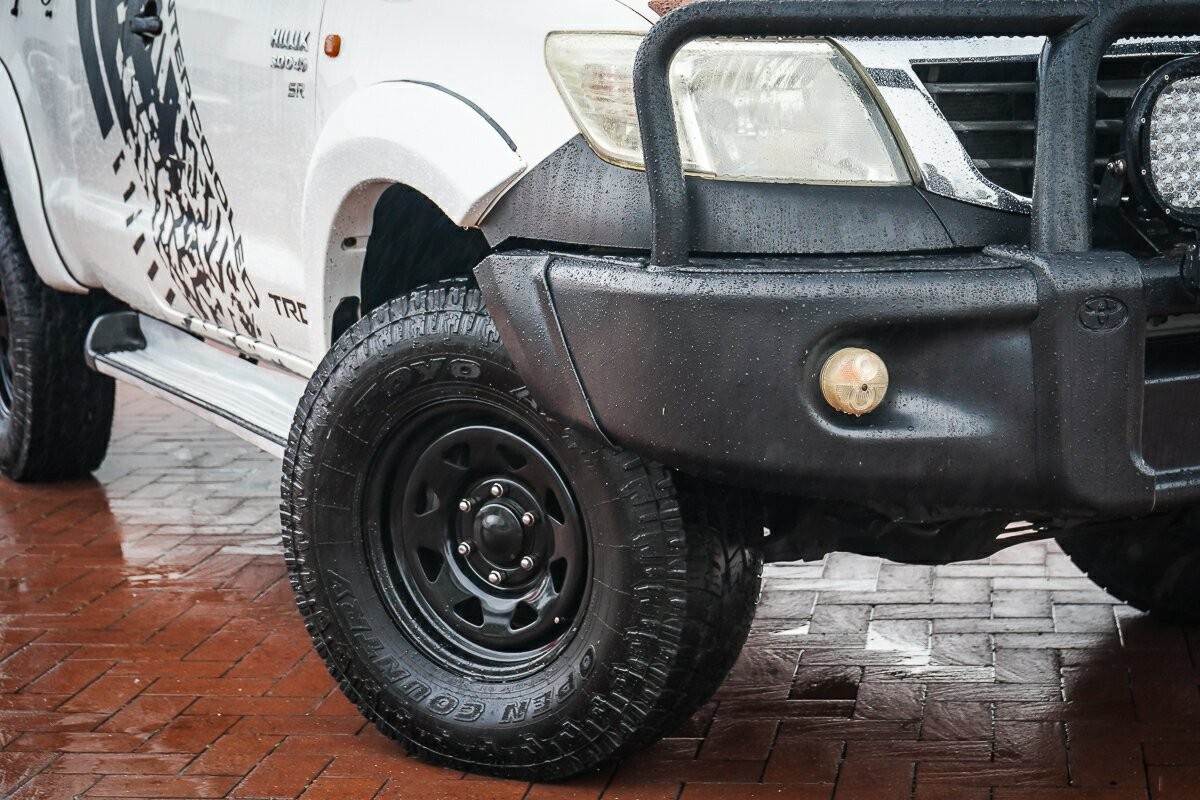 Toyota Hilux image 2