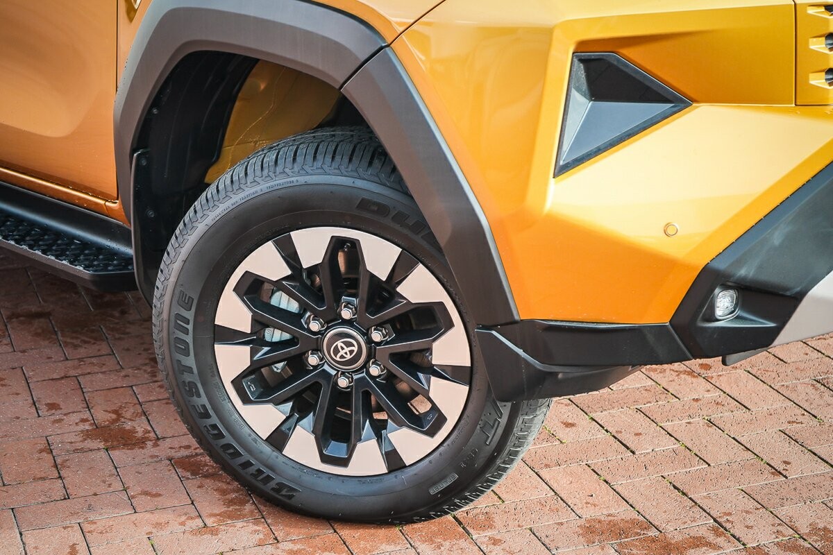 Toyota Hilux image 2