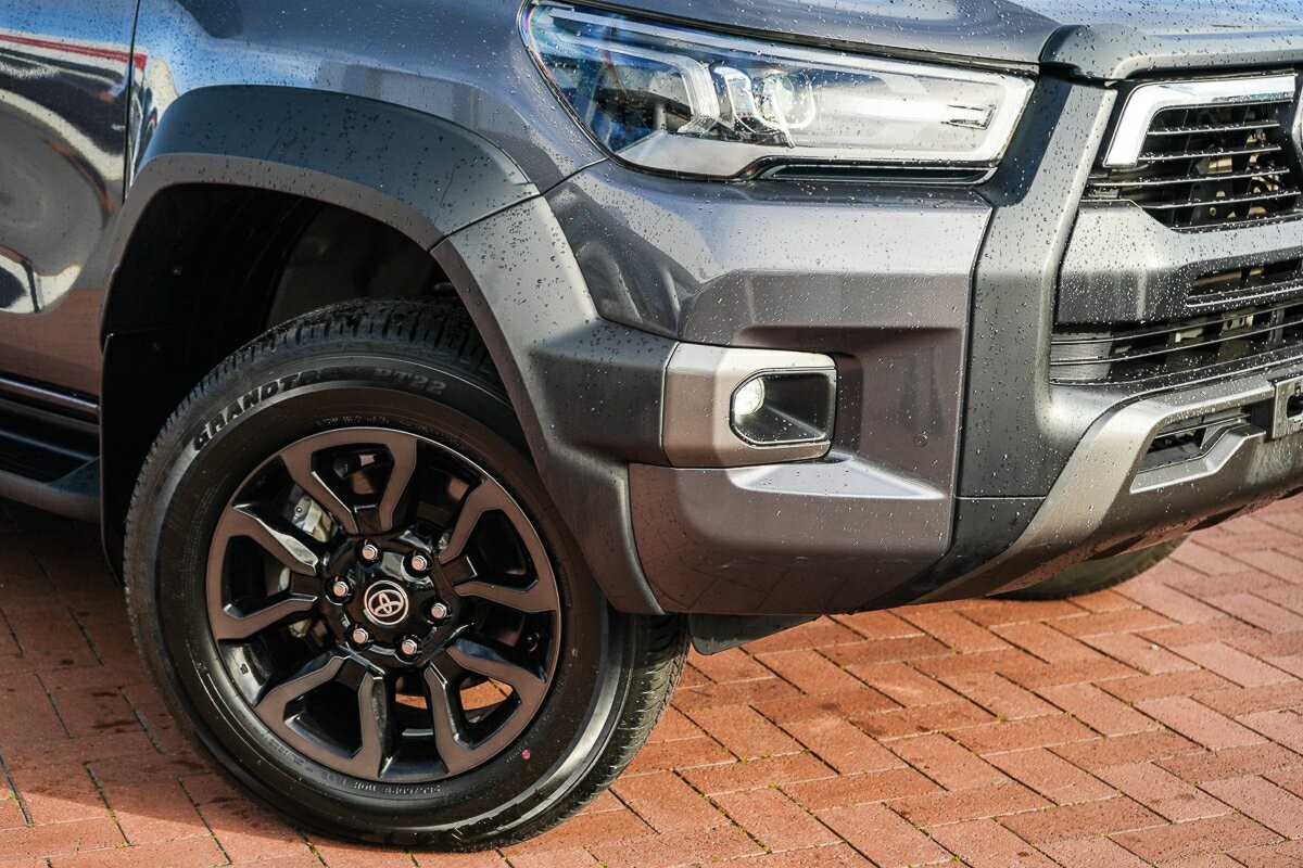 Toyota Hilux image 2