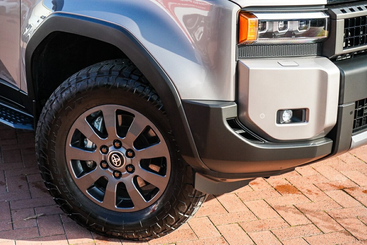 Toyota Landcruiser Prado image 2