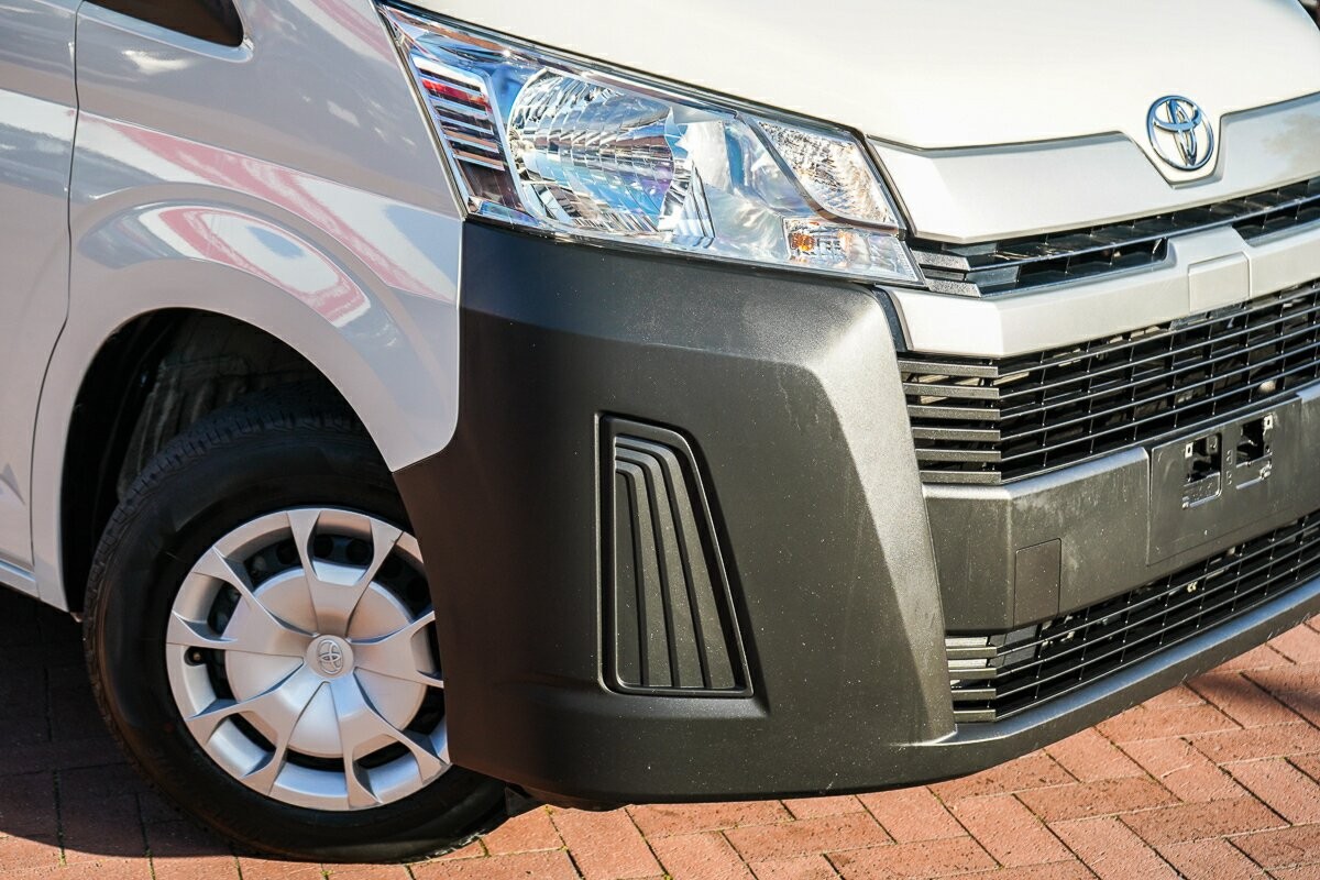 Toyota Hiace image 2