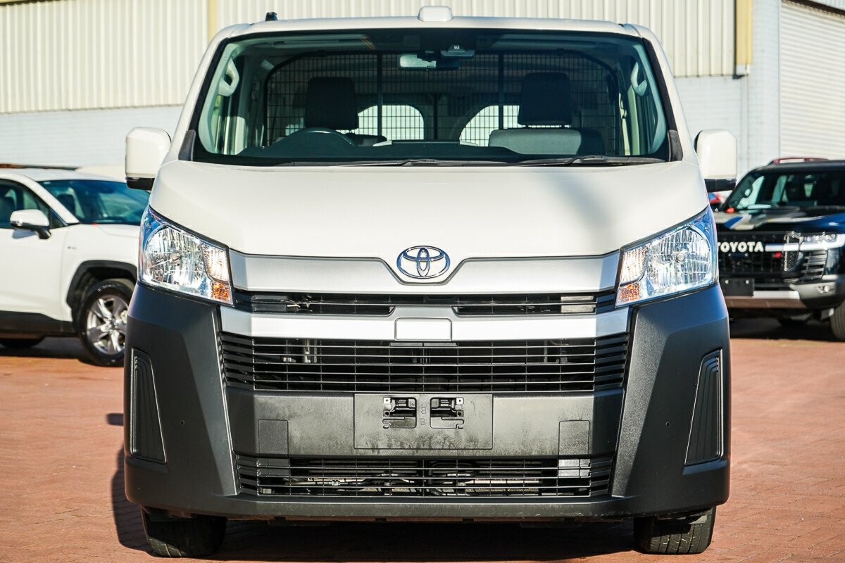 Toyota Hiace image 3