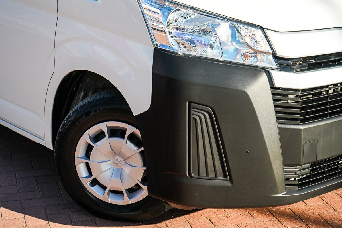 Toyota Hiace image 2