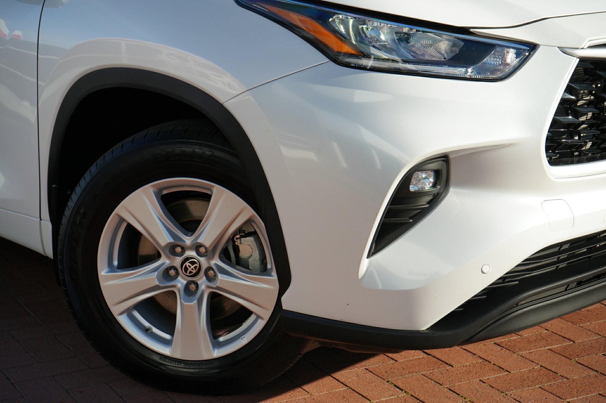 Toyota Kluger image 2