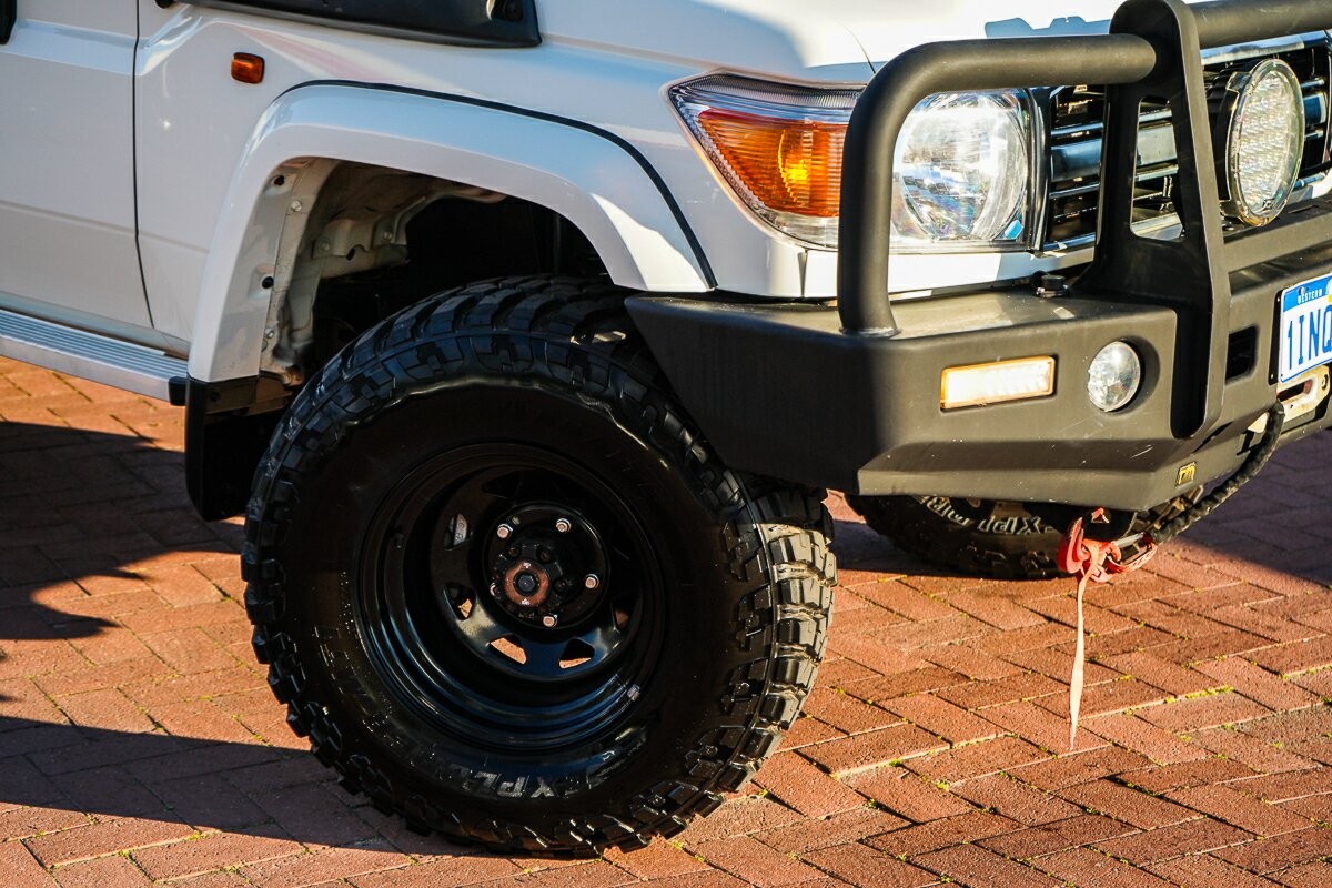 Toyota Landcruiser image 2