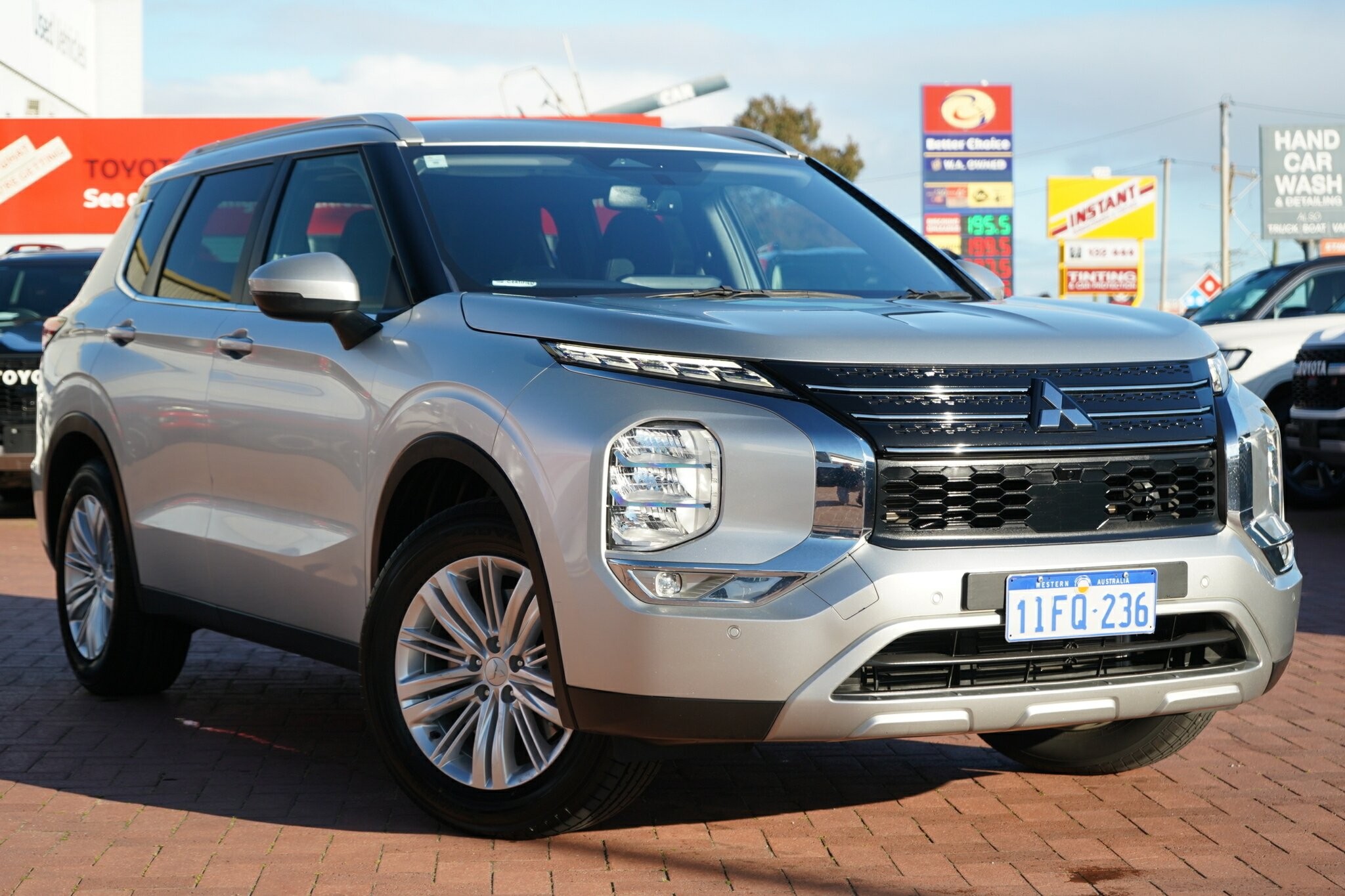 Mitsubishi Outlander image 1