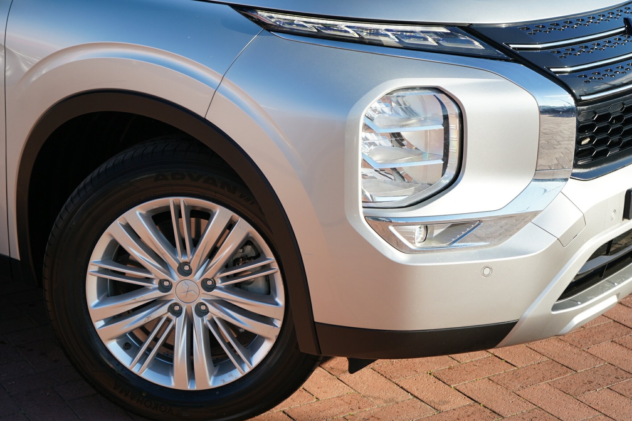 Mitsubishi Outlander image 2