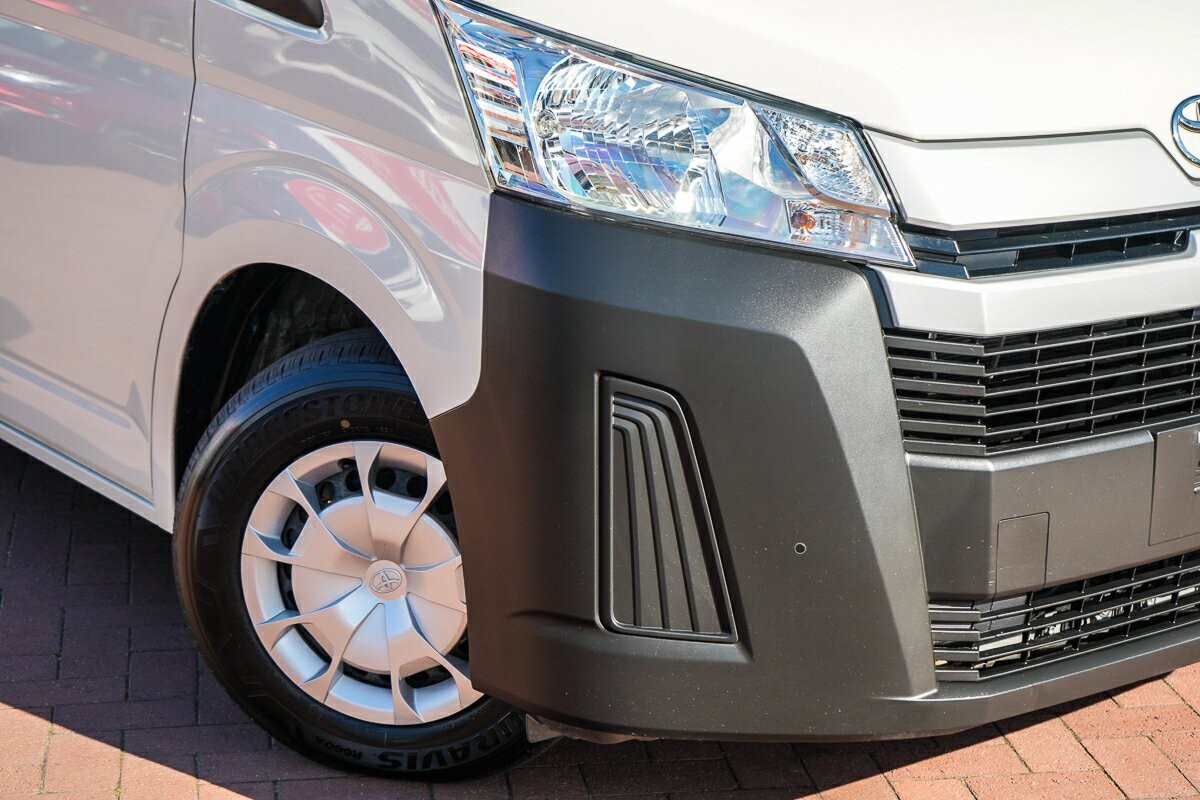 Toyota Hiace image 2