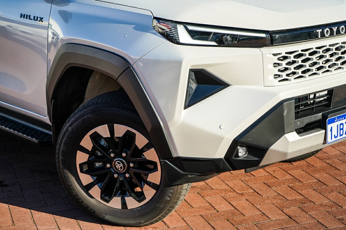 Toyota Hilux image 2