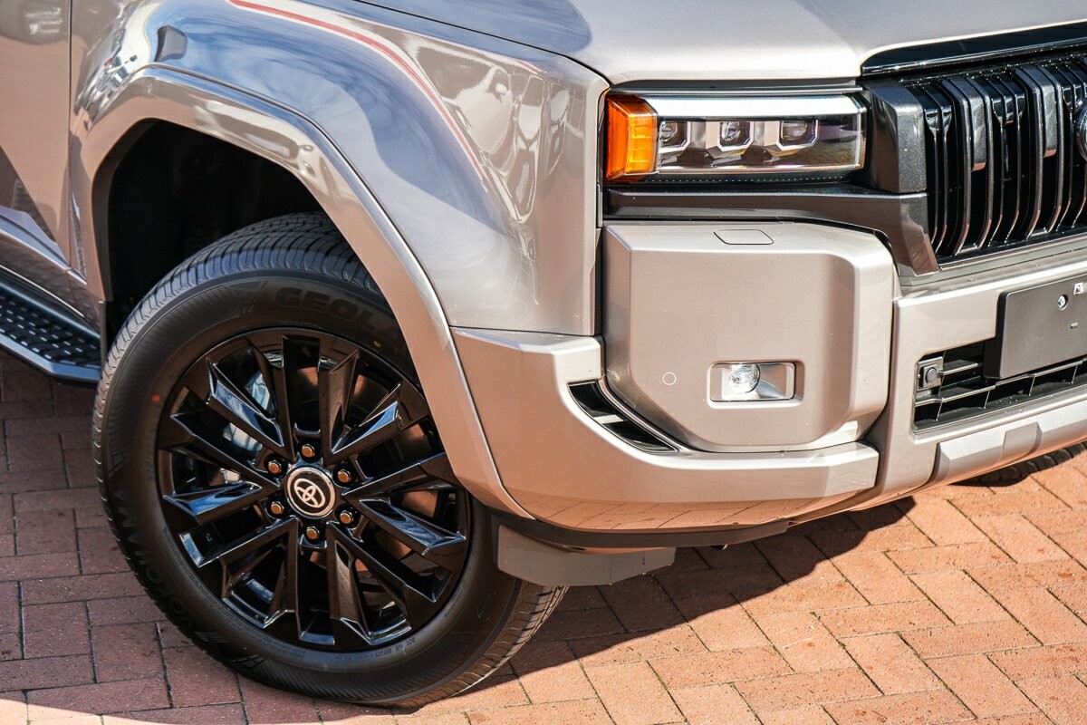 Toyota Landcruiser Prado image 2