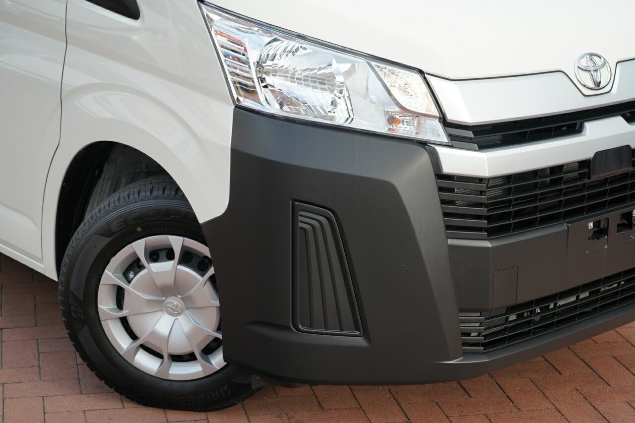 Toyota Hiace image 2