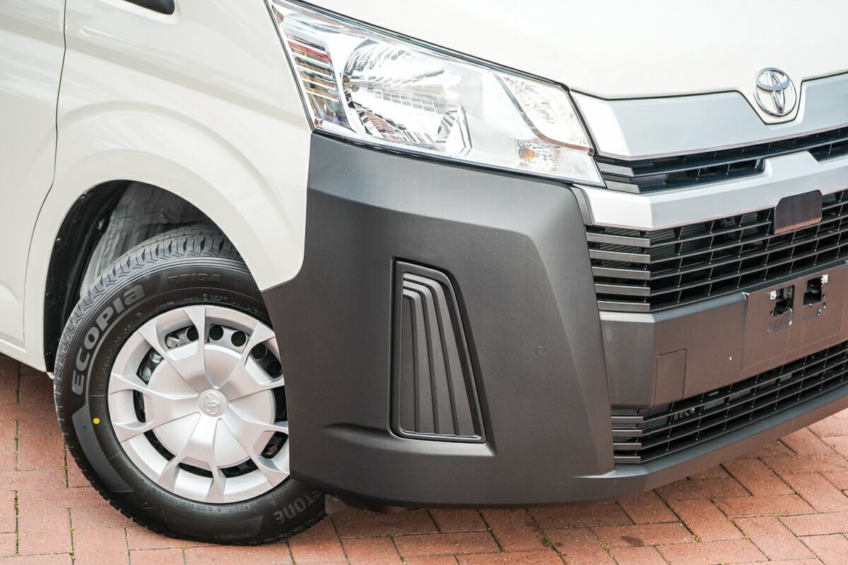 Toyota Hiace image 2