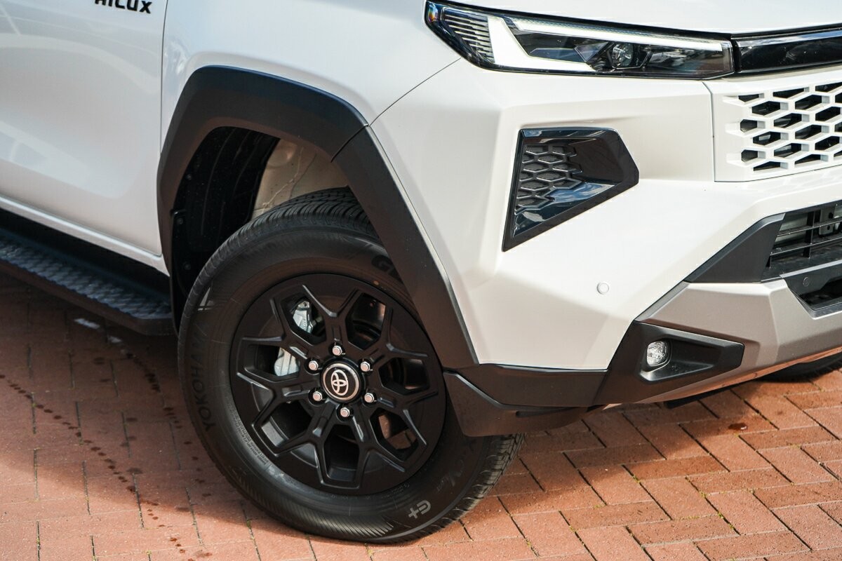 Toyota Hilux image 2