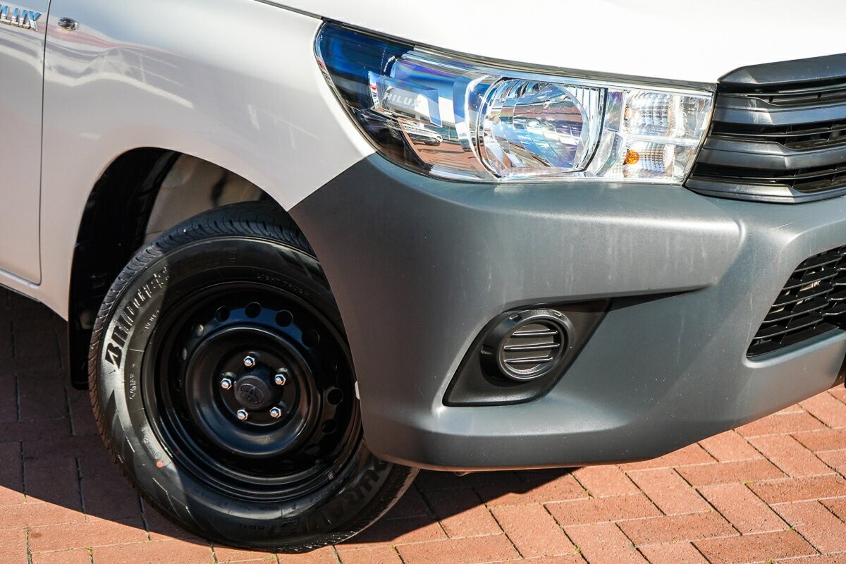 Toyota Hilux image 2