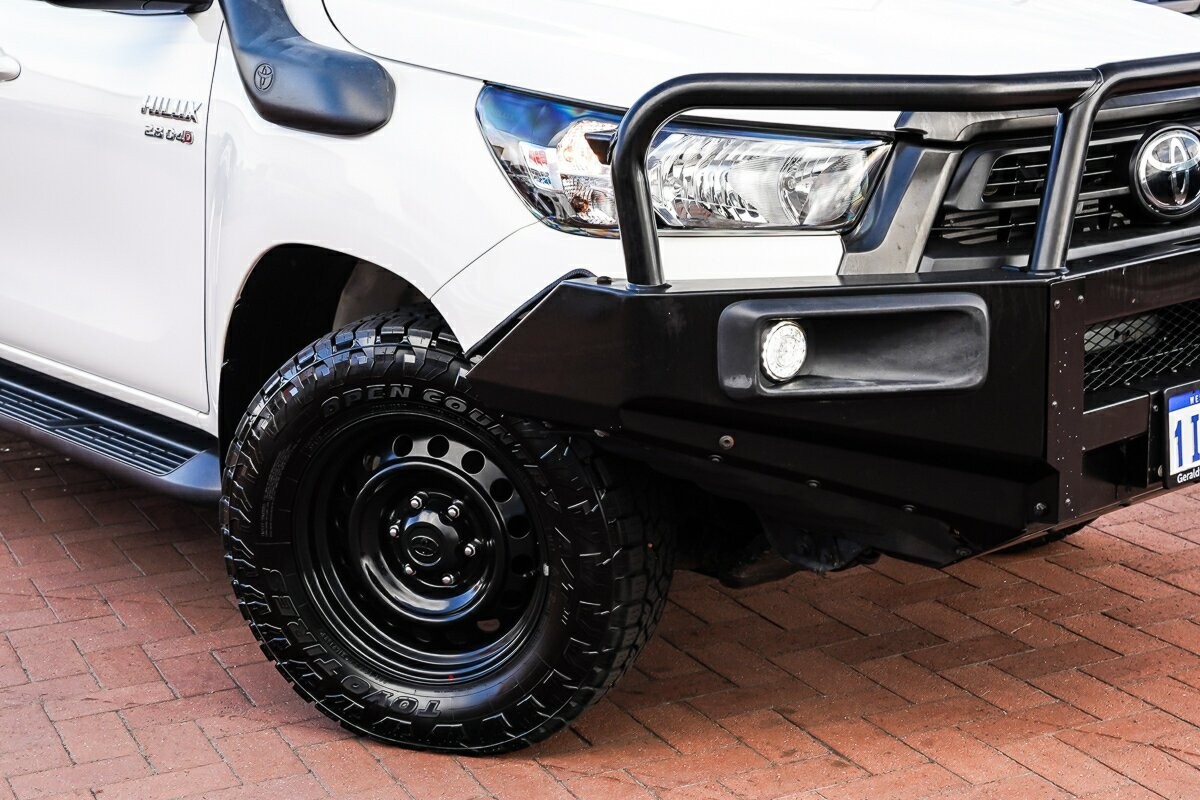 Toyota Hilux image 2