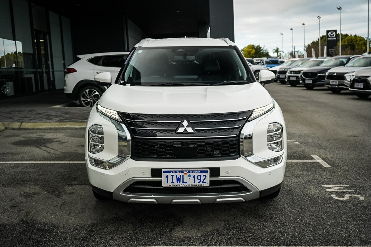 Mitsubishi Outlander image 2
