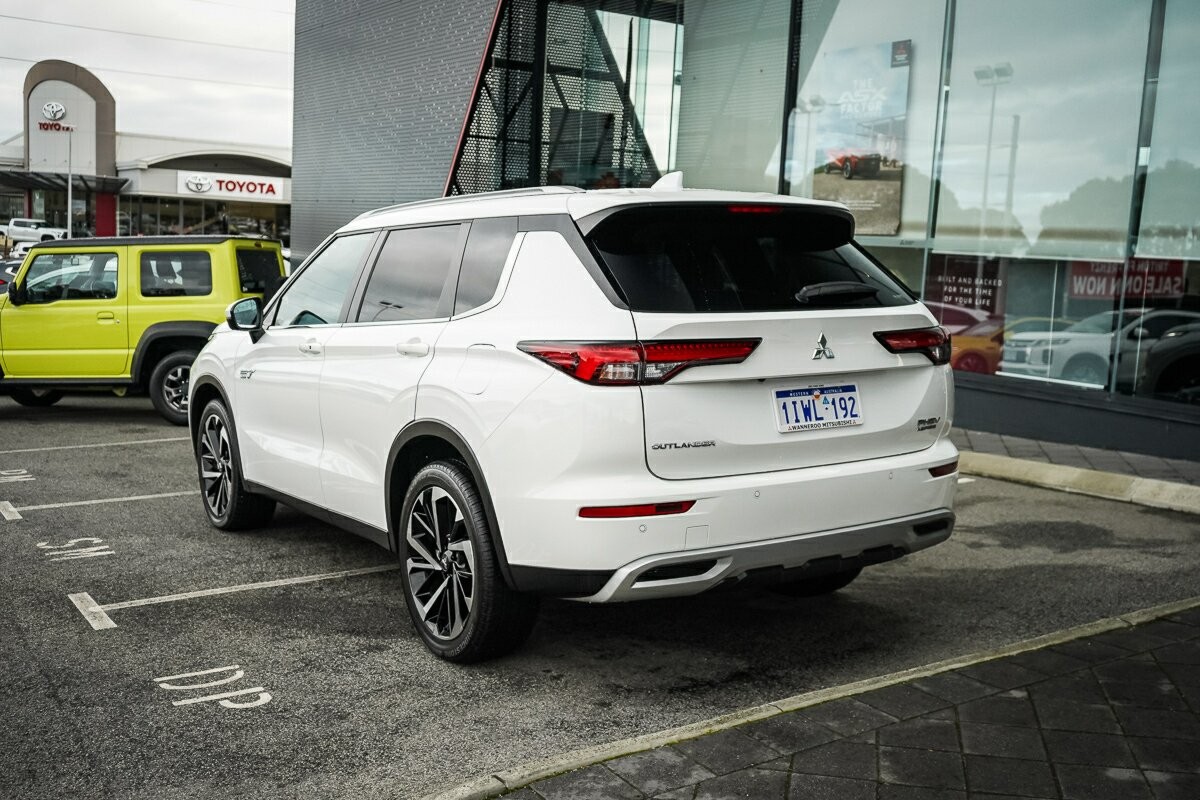 Mitsubishi Outlander image 3