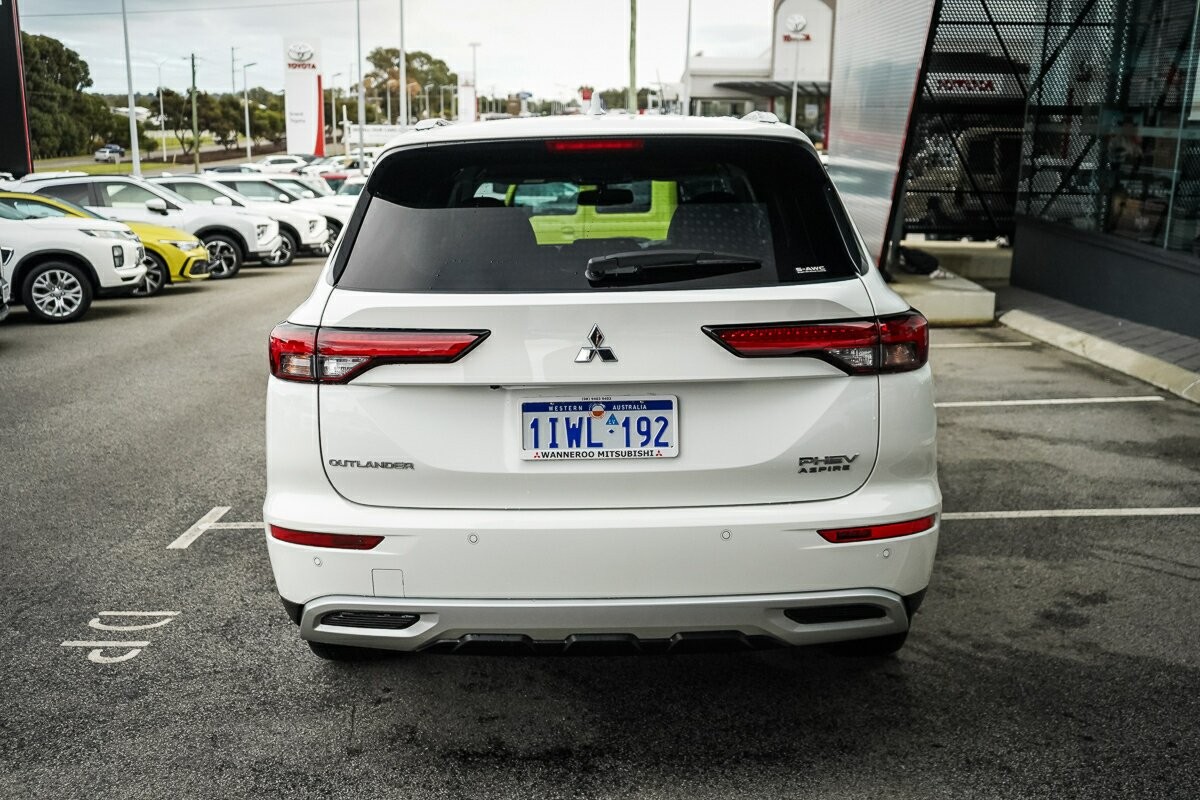 Mitsubishi Outlander image 4