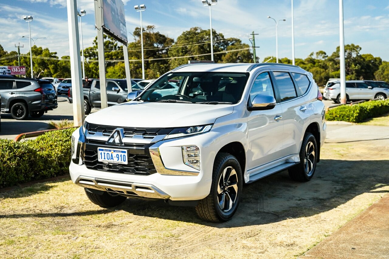 Mitsubishi Pajero Sport image 1