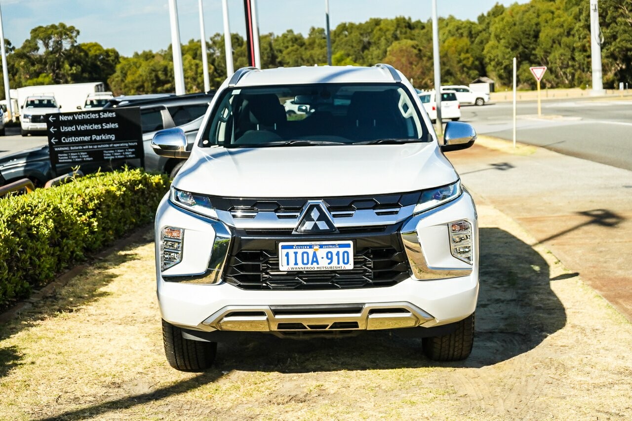 Mitsubishi Pajero Sport image 2