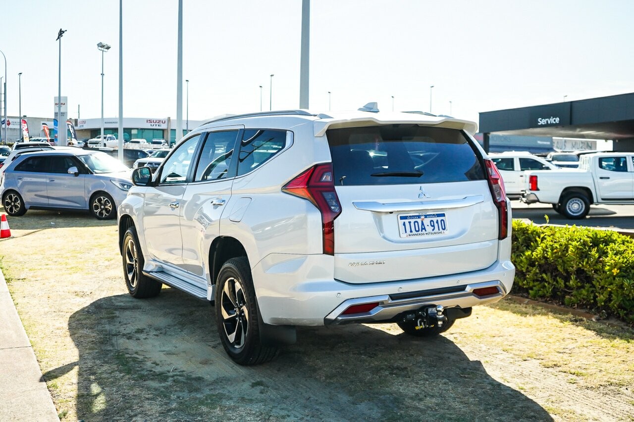 Mitsubishi Pajero Sport image 3