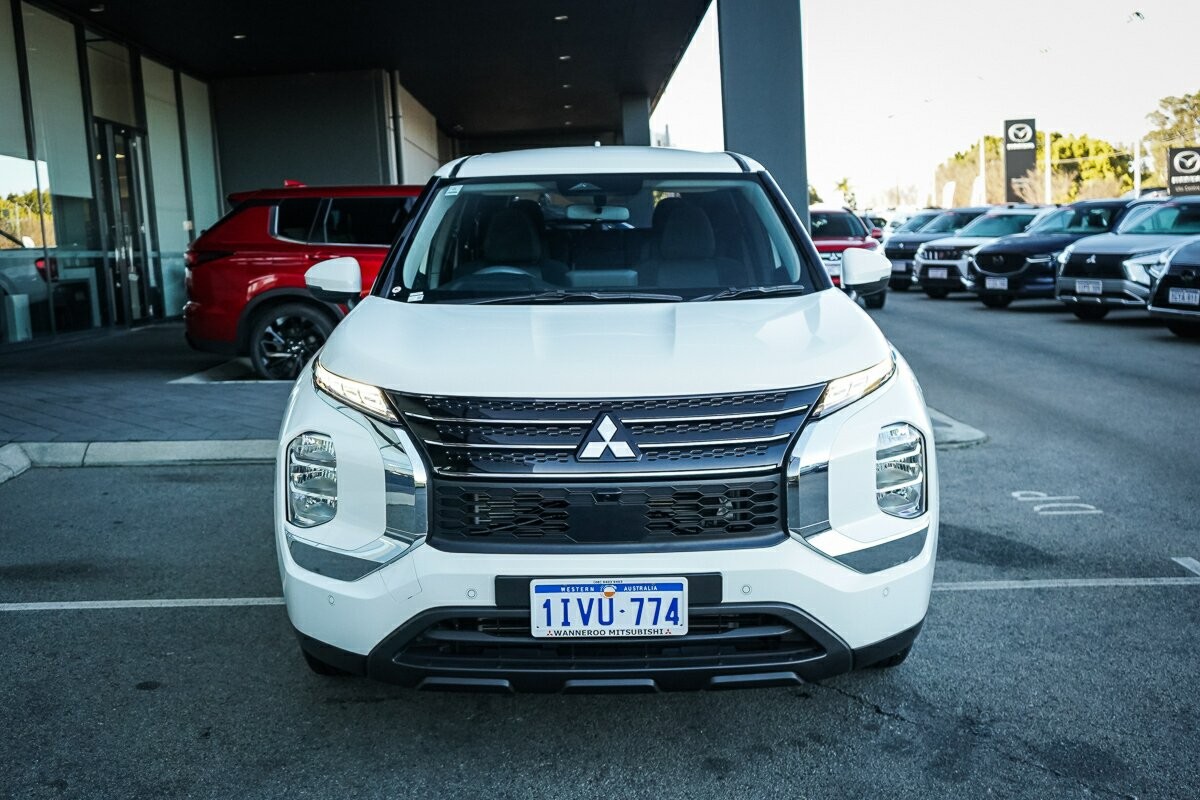 Mitsubishi Outlander image 2