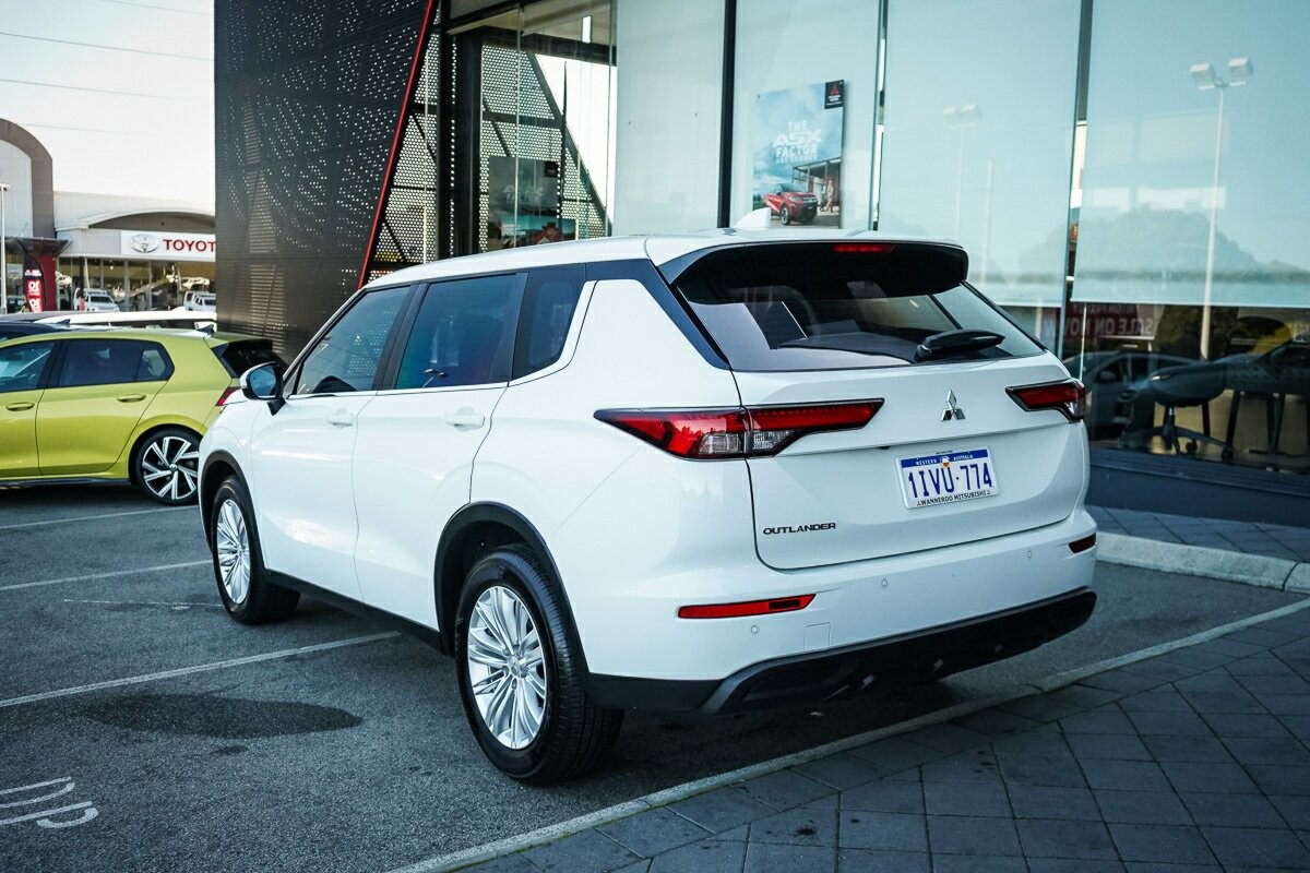 Mitsubishi Outlander image 3