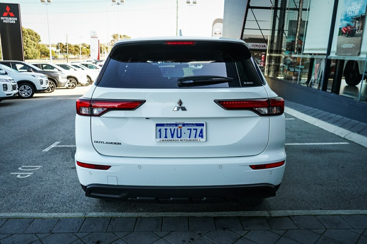 Mitsubishi Outlander image 4