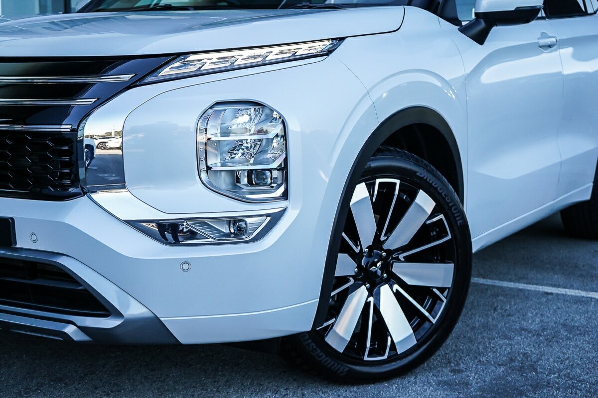 Mitsubishi Outlander image 2