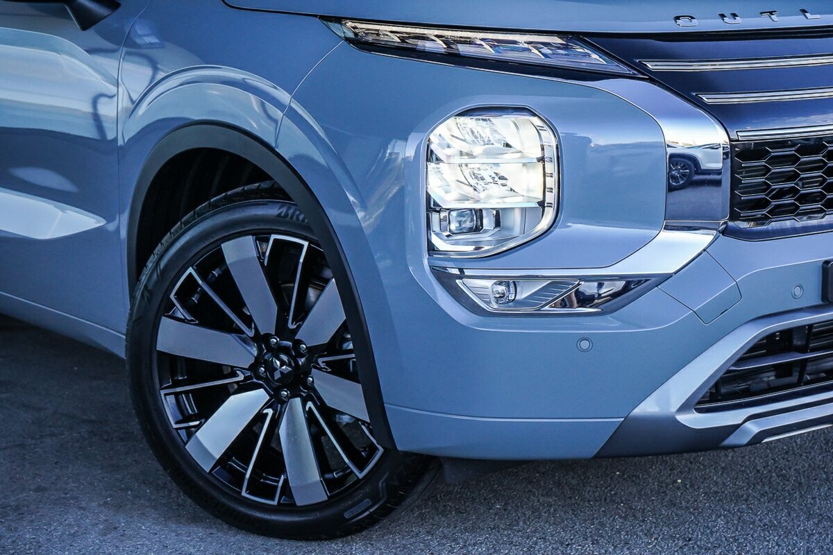 Mitsubishi Outlander image 2