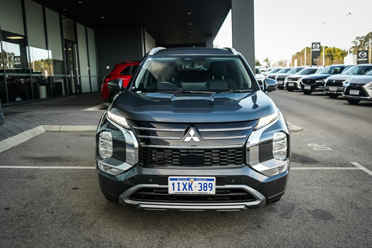 Mitsubishi Outlander image 2